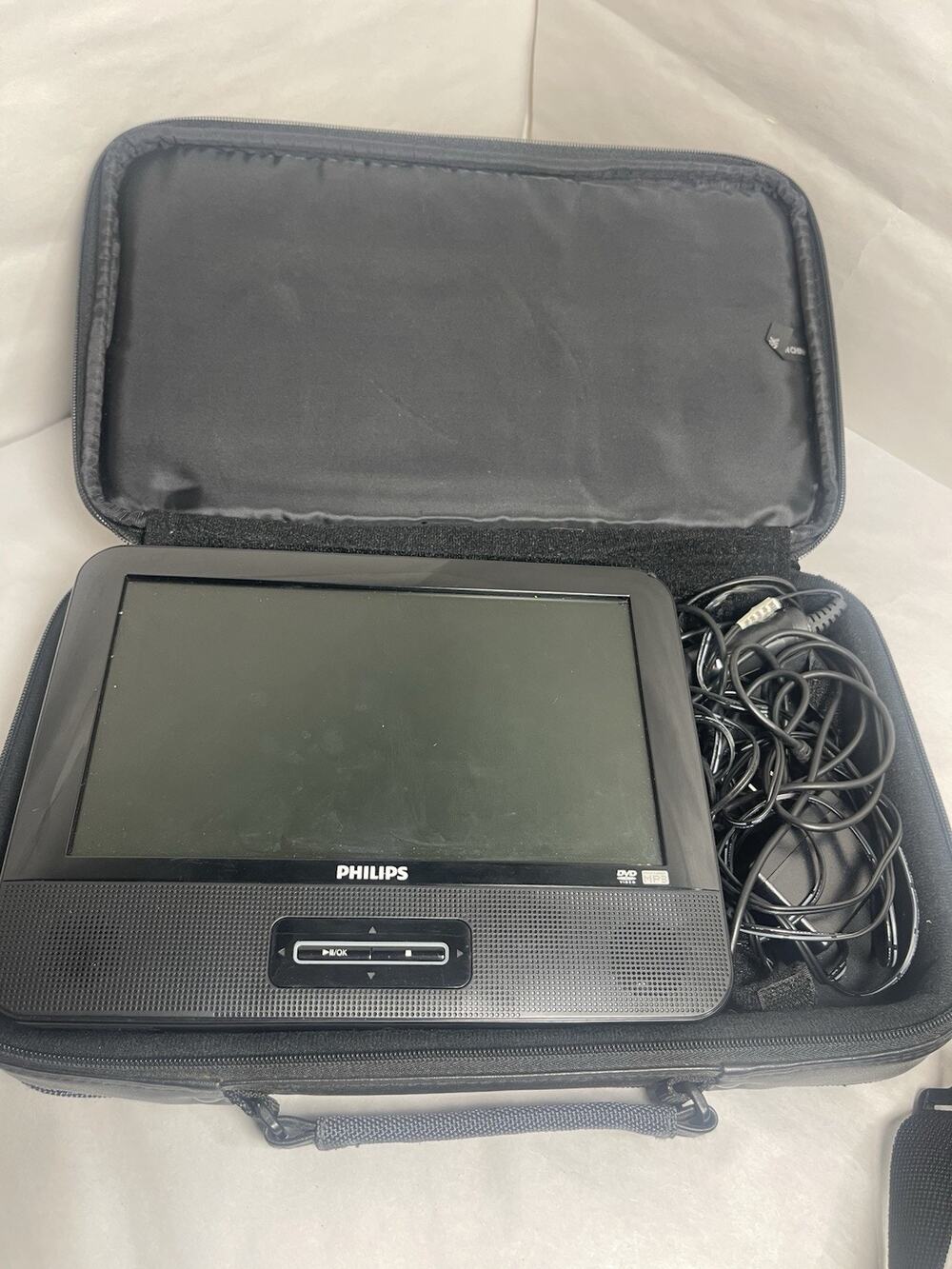 Philips PET742/37 Portable DVD Player 7” Screen w Case Charger Cords